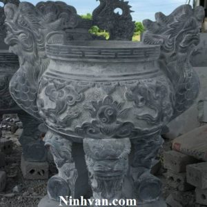 Mẫu đỉnh hương đá tròn của gia chủ ở Khoái Châu, Hưng Yên